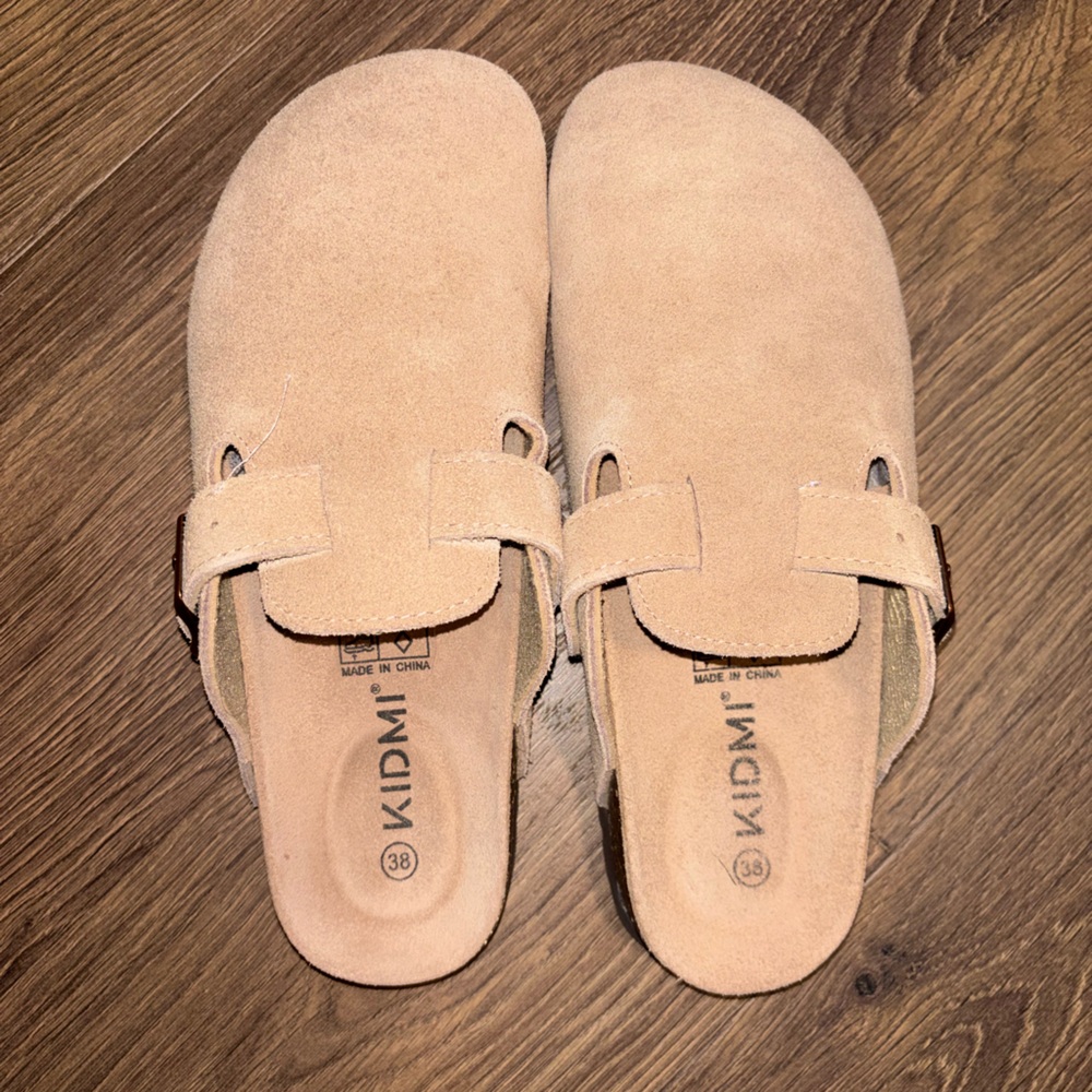 NWOT Kidmi Cream Sandals with Buckle